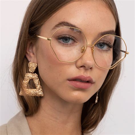 are oversized glasses still in style|people with big glasses.